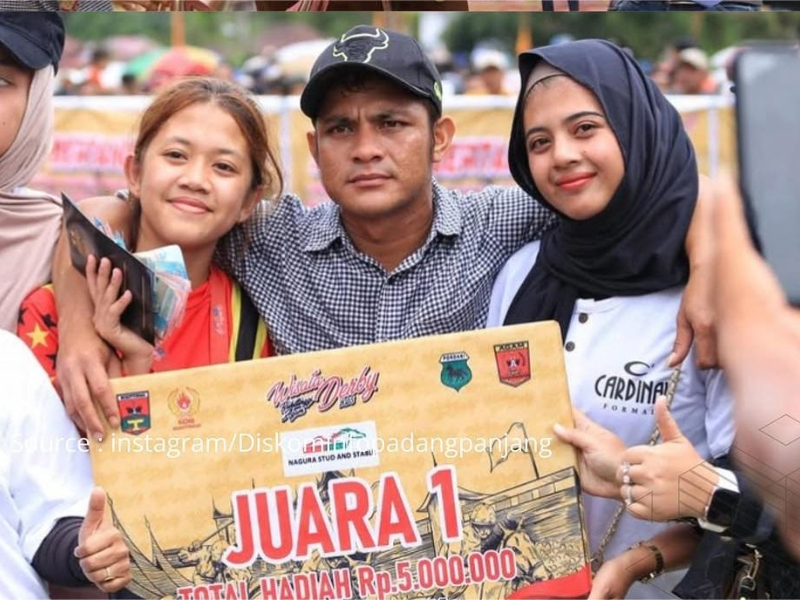 Penonton Kaget, Najla Al Balkis, Joki Perempuan Pemenang Pacuan Kuda Wisata Derby 2025 Penonton Kaget, Najla Al Balkis, Joki Perempuan Pemenang Pacuan Kuda Wisata Derby 2025