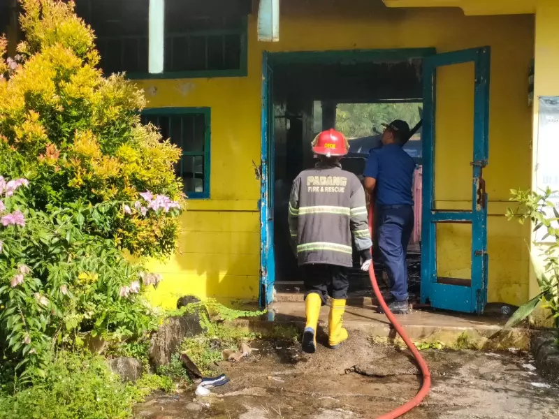 Bangunan Bekas SMP Nasional di Rimbo Kaluang Terbakar Bangunan Bekas SMP Nasional di Rimbo Kaluang Terbakar