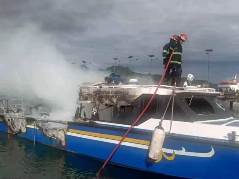 Dua Kapal Terbakar di Pelabuhan TPI Bungus, Satu Milik Pemkab Mentawai Dua Kapal Terbakar di Pelabuhan TPI Bungus, Satu Milik Pemkab Mentawai