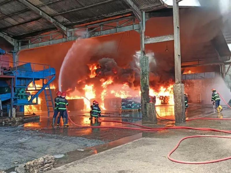 Pabrik Pengolahan Karet di Lubeg Terbakar, Tanjung Saba ‘Dikepung’ Asap Pabrik Pengolahan Karet di Lubeg Terbakar, Tanjung Saba 'Dikepung' Asap