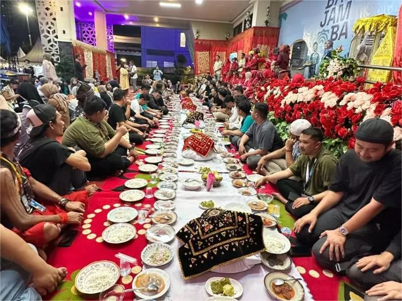 Tradisi Makan Bajamba Tutup Kegiatan ICCN di Kota Padang Tradisi Makan Bajamba Tutup Kegiatan ICCN di Kota Padang