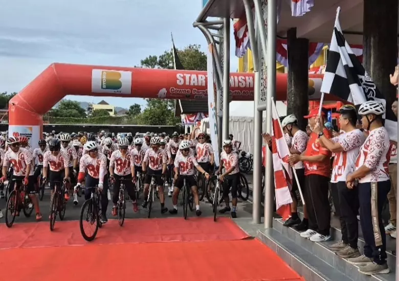 Ratusan Pesepeda Ikut Gelaran Gowes Parade Merah Putih 80 Kilometer di Sumbar Ratusan Pesepeda Ikut Gelaran Gowes Parade Merah Putih 80 Kilometer di Sumbar