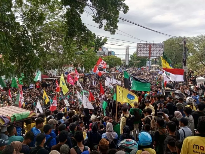 Ketua DPRD Sumbar Janji Sampaikan Tuntutan Pendemo ke Presiden Ketua DPRD Sumbar Janji Sampaikan Tuntutan Pendemo ke Presiden