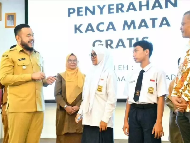 Peduli Pendidikan di Kota Padang, Gapopin Sumbar Bantu Siswa SMP 200 Kacamata Peduli Pendidikan di Kota Padang, Gapopin Sumbar Bantu Siswa SMP 200 Kacamata