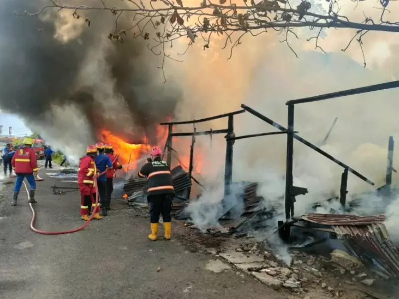 Dua Unit Bangunan di Air Tawar Ludes Terbakar Dua Unit Bangunan di Air Tawar Ludes Terbakar