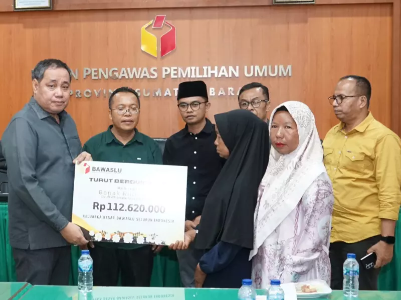 Ahli Waris Rudi Yanto Terima Bantuan Dana Kerohanian dari Bawaslu RI Ahli Waris Rudi Yanto Terima Bantuan Dana Kerohanian dari Bawaslu RI