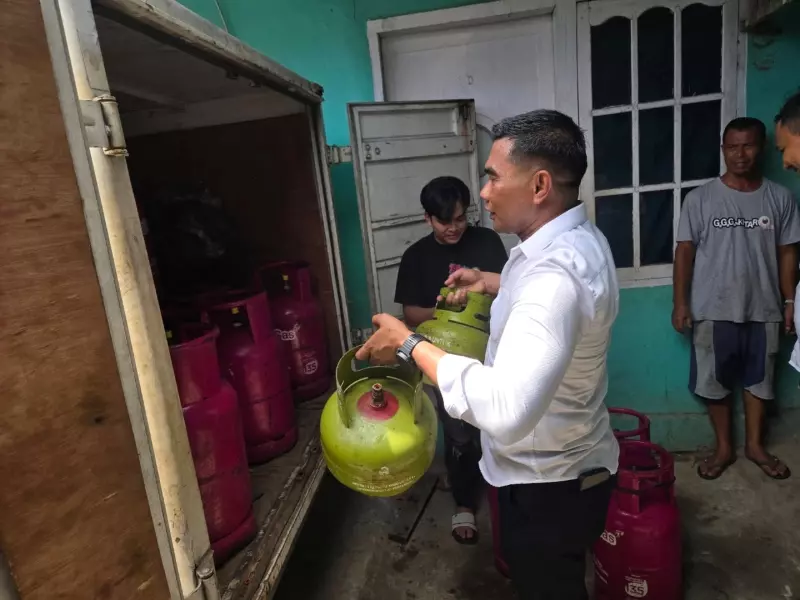 Kedapatan Oplos Elpiji 3 Kg, Tiga Pelaku Ditangkap Ditreskrimsus Polda Sumbarg Kedapatan Oplos Elpiji 3 Kg, Tiga Pelaku Ditangkap Ditreskrimsus Polda Sumbar