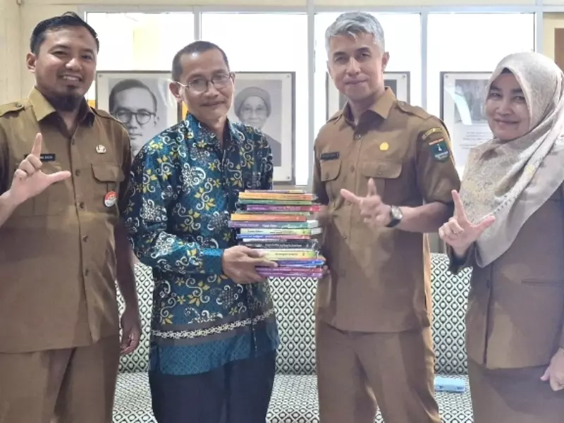 Pustaka Artaz Serahkan 18 Judul Buku pada Dinas Kearsipan dan Perpustakaan Sumbar Pustaka Artaz Serahkan 18 Judul Buku pada Dinas Kearsipan dan Perpustakaan Sumbar