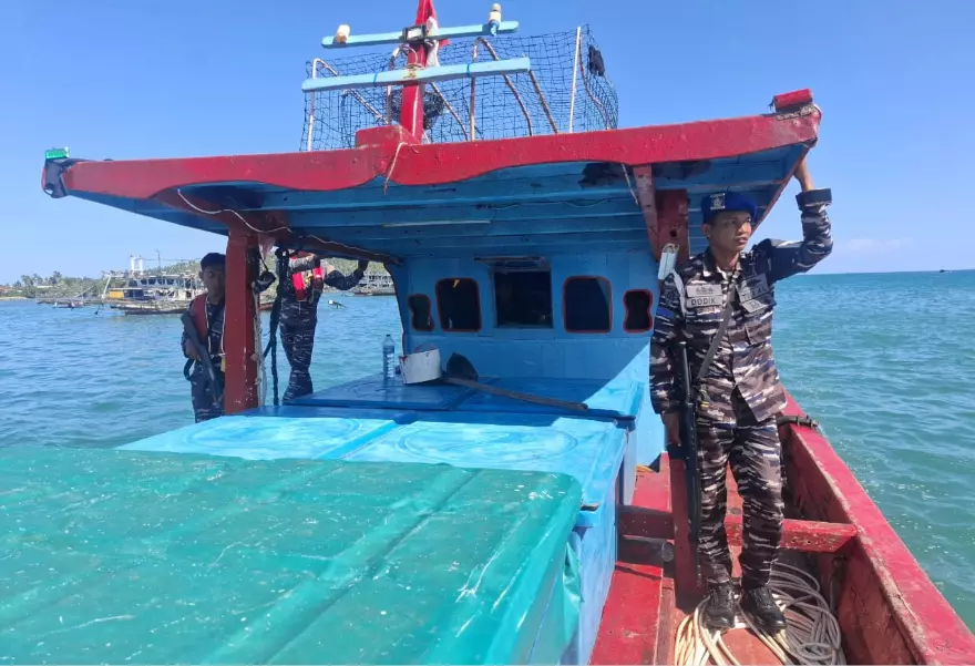 Lanal Nias Tangkap Satu Kapal Ikan Gunakan Bom Lanal Nias Tangkap Satu Kapal Ikan Gunakan Bom