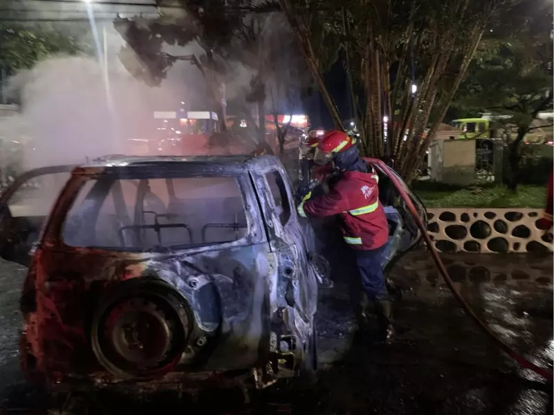 Satu Unit Mobil di Parkiran Rumkit Siti Rahmah Terbakar Satu Unit Mobil di Parkiran Rumkit Siti Rahmah Terbakar