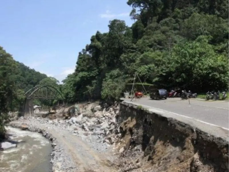 Jalan di Lembah Anai Masih Tutup Total, Perbaikan Masih Berjalan Jalan di Lembah Anai Masih Tutup Total, Perbaikan Masih Berjalan