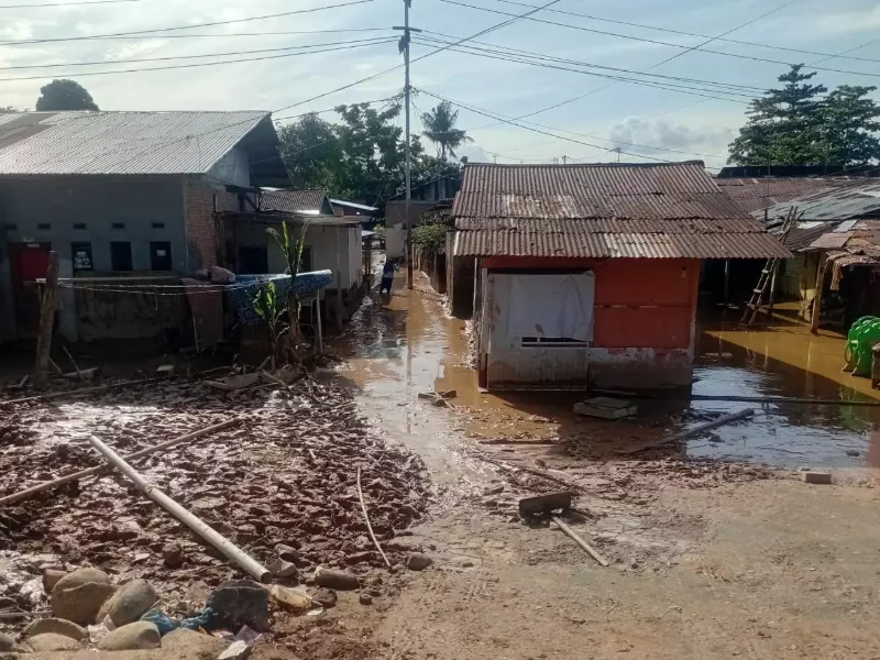 300 Rumah di Kampung Lapai Terdampak, Butuh Alat Berat Bersihkan Lumpur 300 Rumah di Kampung Lapai Terdampak, Butuh Alat Berat Bersihkan Lumpur