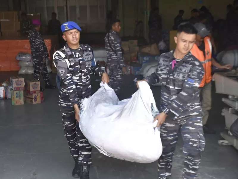 KRI SMG-594 Merapat di Teluk Bayur, Bawa Bantuan untuk Korban Banjir di Sumbar KRI SMG-594 Merapat di Teluk Bayur, Bawa Bantuan untuk Korban Banjir di Sumbar
