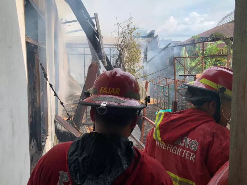 Rumah ASN Terbakar di Kalumbuk, Akibat Jalan Sempit Pemadaman Sempat Terkendala Rumah ASN Terbakar di Kalumbuk, Akibat Jalan Sempit Pemadaman Sempat Terkendala
