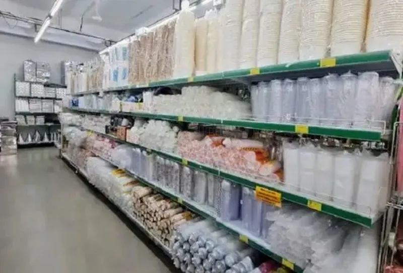 Di Kota Padang, Harga Plastik Naik Tajam Capai 100 Persen