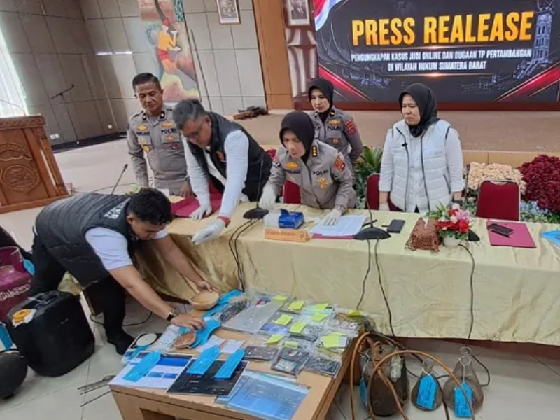 Dua Kasus Pertambangan Tanpa Izin Diungkap Polda Sumbar, Ratusan Gram Emas Butiran Ikut Disita Dua Kasus Pertambangan Tanpa Izin Diungkap Polda Sumbar, Ratusan Gram Emas Butiran Ikut Disita