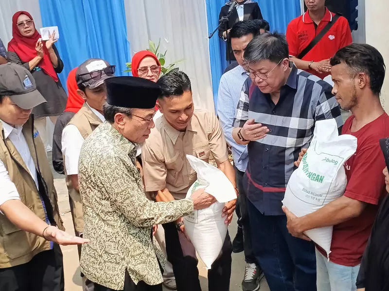 DPR dan BULOG Kawal Bantuan Pangan Beras, 11.810 Keluarga di Padang Terima 354,3 Ton DPR dan BULOG Kawal Bantuan Pangan Beras, 11.810 Keluarga di Padang Terima 354,3 Ton