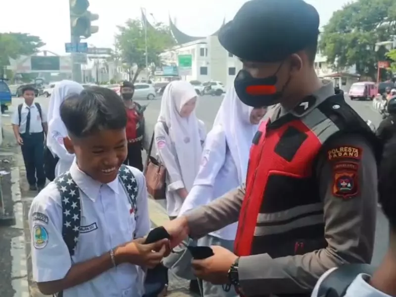 Lawan Kabut Asap Karhutla, Polresta Padang Turun ke Jalan dan Sekolah Bagikan Masker Lawan Kabut Asap Karhutla, Polresta Padang Turun ke Jalan dan Sekolah Bagikan Masker