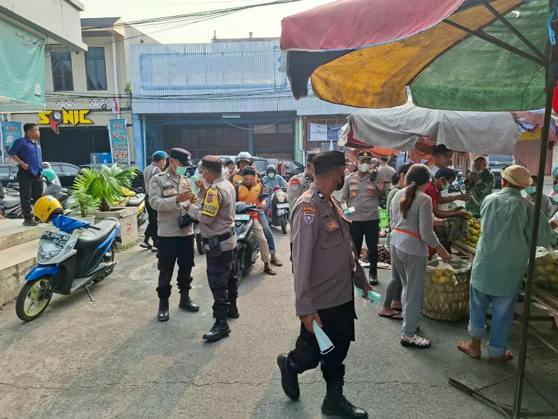 Lindungi Warga dari Bahaya ISPA, Kapolsek Padang Selatan Pimpin Aksi Pembagian Masker Pedagang Lindungi Warga dari Bahaya ISPA, Kapolsek Padang Selatan Pimpin Aksi Pembagian Masker Pedagang