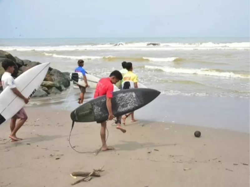 Cetak Sejarah Baru! Pantai Tiram Jadi Saksi Kejuaraan Surfing Perdana Padangpariaman Cetak Sejarah Baru! Pantai Tiram Jadi Saksi Kejuaraan Surfing Perdana Padangpariaman