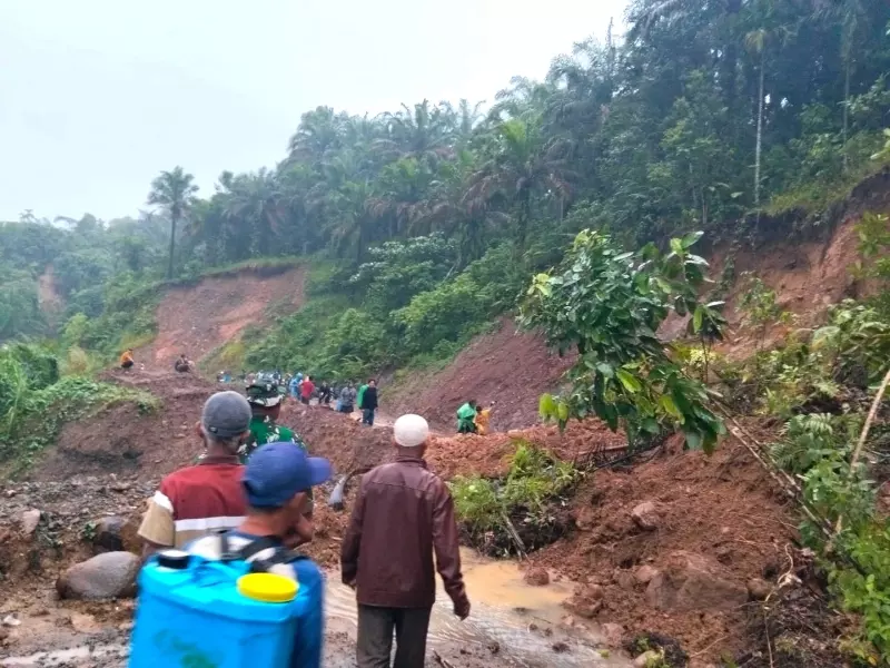 Hujan Deras Picu Longsor 25 Meter di Labuah Sampik Agam, Jalan Terputus Hujan Deras Picu Longsor 25 Meter di Labuah Sampik Agam, Jalan Terputus