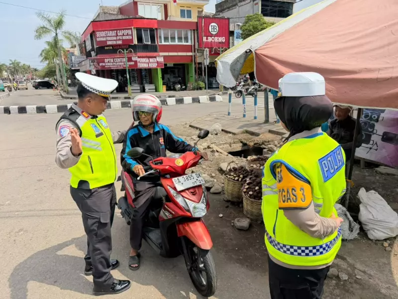 Pasar Raya Padang Ditertibkan, Polisi Tegur Pengendara Lawan Arus Pasar Raya Padang Ditertibkan, Polisi Tegur Pengendara Lawan Arus