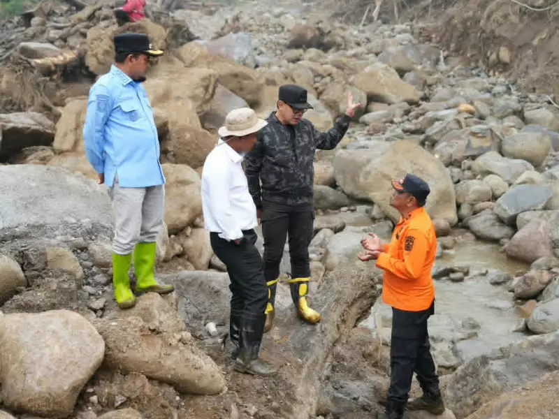 Wamendagri Bima Arya Pastikan Pusat Fasilitasi Penanganan Banjir Solok Wamendagri Bima Arya Pastikan Pusat Fasilitasi Penanganan Banjir Solok